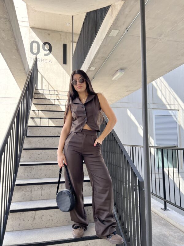 Conju Héroe marrón