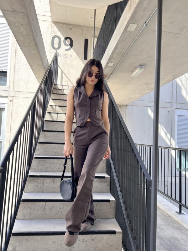 Conju Héroe marrón