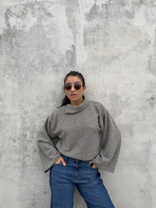 IMG_6592 Polera Open Mood Gris