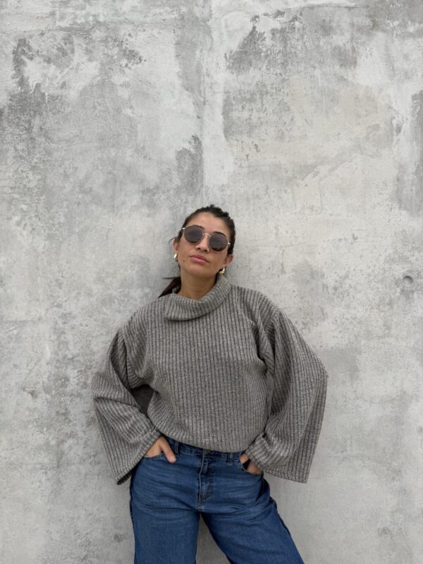 IMG_6594 Polera Open Mood Gris