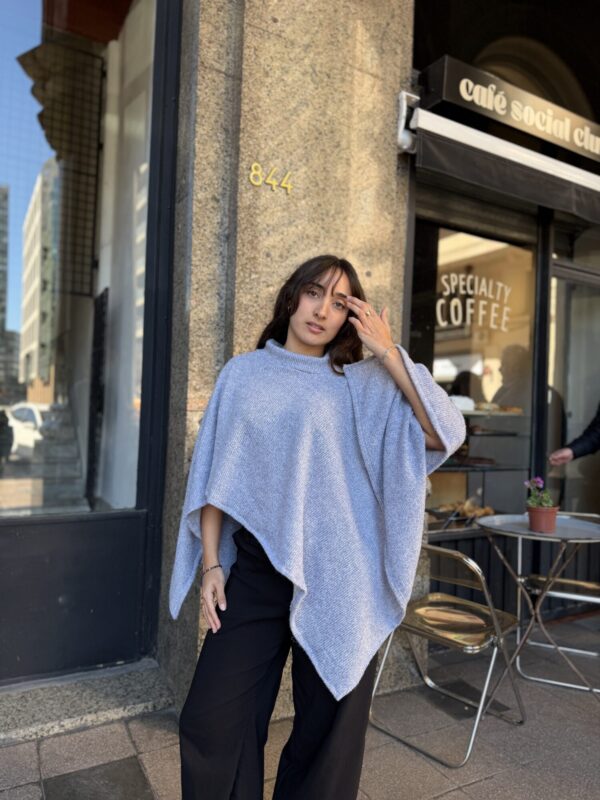 IMG_7760 Poncho Velvet Air Celeste