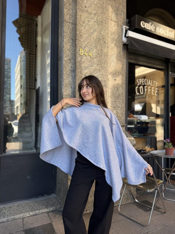 IMG_7763 Poncho Velvet Air Celeste